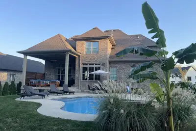 Image de Beautiful home w\/ pool & home gym! Less than 20 min to Ky Derby & Isco course!