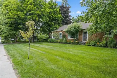 Image de Beautiful 3 Br Cedar Ranch Home with Awesome Master and Cooks Kitchen