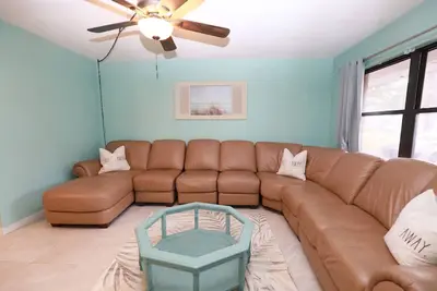 Image de Quiet Indian Shores Beach House one mile from the sand with Game Room.