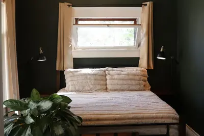 Image de Charming Downtown Cottage with Parking & Full Kitchen