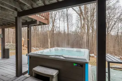 Image de Cozy Cabin with Hot Tub, Private Lake & Game Room