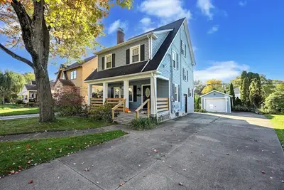 Image de Group-Friendly Akron Home — Sleeps 12, Workspaces, Bbq & Chill Zones