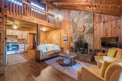 Image de Cozy Tree Top Cabin Close to Helen, Ga w/ Mountain & Forest Views