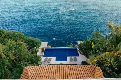 Refugio del Faro - Tranquil Cliffside Retreat
