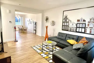 Image de entire house close to West Edmonton Mall (personal double car gargage)
