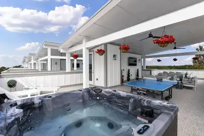 Image de Views, Roof Patio, Hot Tub, Golf Cart | Bold and Boujee