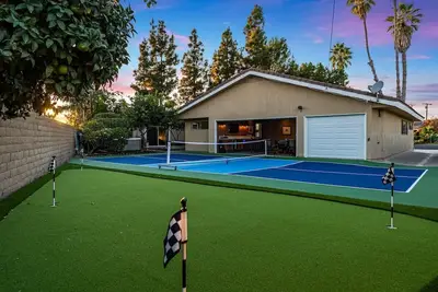5br Home w\/ Pickleball, Putting Green, Jacuzzi, & Game Room ~ 3 mi to Disneyland