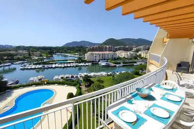 Image de Appartement Lumineux à Cannes Marina, Dernier Étage, vue Marina - Baie de Cannes