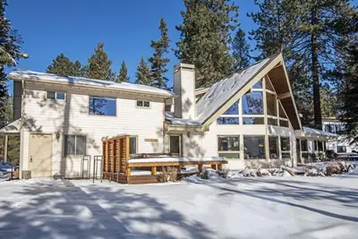 Image de Deschutes Riverfront Home - Meredith Lodging, Ping-Pong, Foosball, Hot Tub