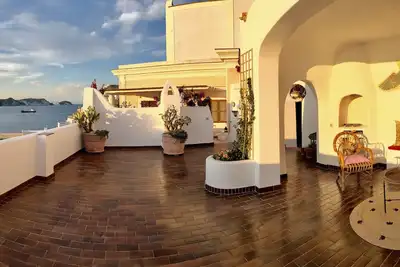 Image de Casa Colonna, Bourbon villa with stunning views of the harbor