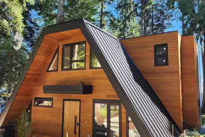 Image de Newly built Grand Cedar Lodge on the Straight of Georgia.