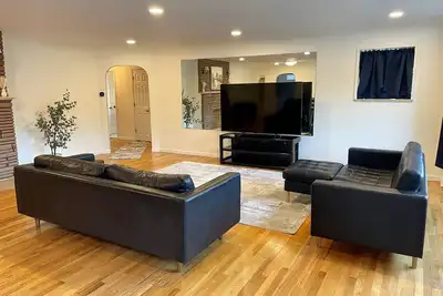 Image de Spacious 4/2 Home Near Restaurants and Bars!