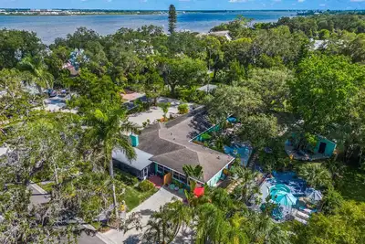 Image de Sunswept Villa 4 - riverwalk & park front w/ pool, near beaches - pet friendly!