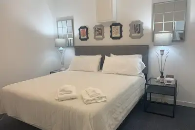 Image de King bed and 4 twins in a 3 Br 2. 5 bath Sleeps 6-8 Heart of Downtown Raleigh