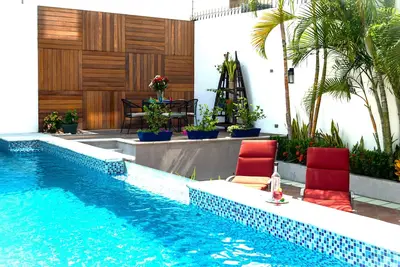 Image de New Centrally Located 7 Bedroom Villa with Large Pool In the Heart of the City.