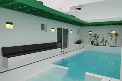 Image de Villa de luxe avec piscine chauffée et jacuzzi, barbecue et wifi à Tiagüa.