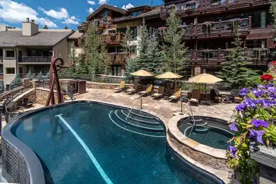 Image de Cozy retreat at One Willow Bridge Road in Vail Village