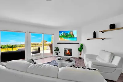 Image de New Listing! White Water & Harbor VIEWs! Close to Restaurants, Beach & Harbor!
