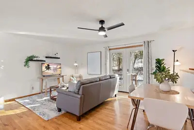 Image de The Pine House: a cozy home for you & yours!