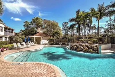 Image de Pelican Landing Updated Condo with Private Beach Access
