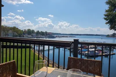 Image de Relaxing lake front condo that’s close to Charlotte and Davidson.