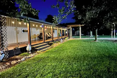 Image de Cozy barn nestled on a 5-acre hobby farm, just 15 minutes from Purdue