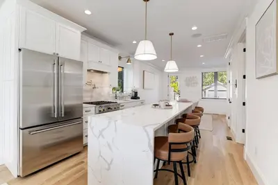 Image de Newly Built Modern Home in Alexandria!
