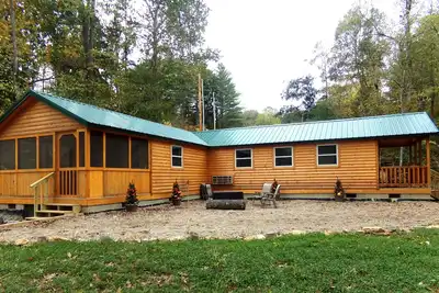 Image de Moose Tracks Cabin with Hot Tub on screened in porch!