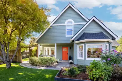 Image de Newly renovated, centrally located home with private gate, Rv parking & Hot Tub