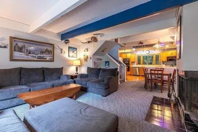 Cozy ski retreat on the Stratton Access Road - 5 minutes to the slope!