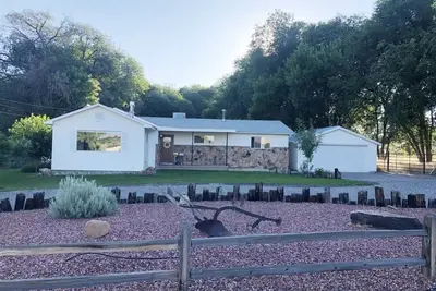 Image de Farmhouse rancher with beautiful views, privacy and close to amenities/town!