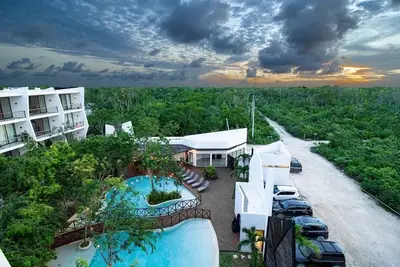 Image de Fully equipped studio, fast internet, laundry, pool, gym, yoga area, & parking.
