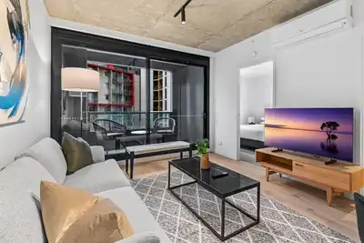 Image de Modern 2-Bedroom Pad with Pool in Trendy Southbank