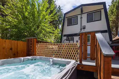 Image de \"Humming Hollow\" Charming cottage with a beautiful spa, wifi, pets ok