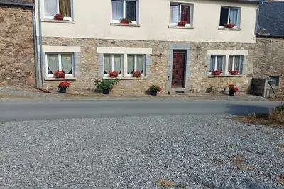 Image de ancienne maison de ferme, au calme avec de grands espaces sans vis Ă vis