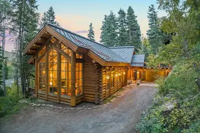 Image de Treehouse Lodge Style 4-Bed Retreat, Sauna, Gourmet Kitchen.