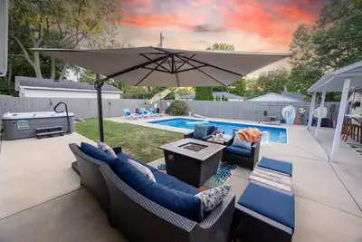 Image de Pool bar, hot tub, and Corn Hole-Nothing \"Normal\" about this private oasis