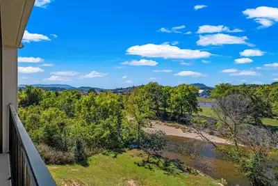 Image de * Cozy 2br Condo! Pool +River View! +In Town! *