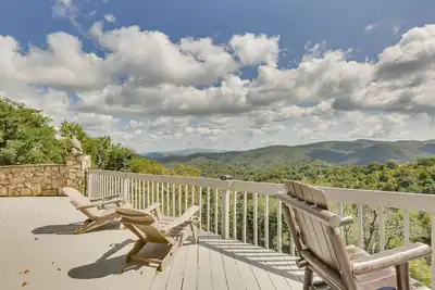 Image de Blowing Rock Home w/ Hot Tub & Mountain-View Deck!