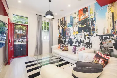 Image de Times Square Terrace Vibrant Charm in Newys Heart