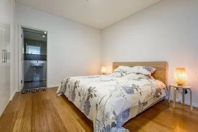 Image de Sleek Chinatown Pad in the Heart of the Cbd