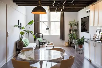 Image de Loft Style Living Sophisticated Urban Retreat