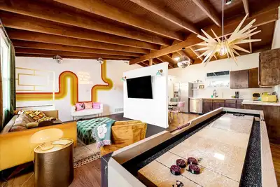 Image de DiscoDen~Easy Access to Boulder, Dt & Red Rocks w/ Shuffleboard, Firepit &Murals
