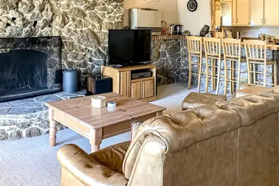 Image de Charming dog-friendly mountain getaway w/ hot tub, fireplace, W/D, & great views
