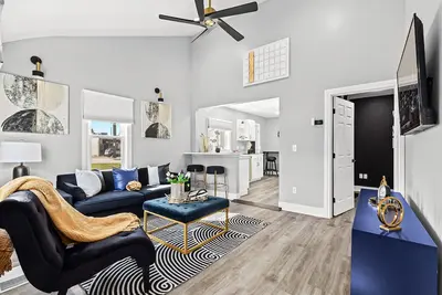 Image de Luxury Downtown Royal Oak Home with \"Patio\" \"Propane Fire Pit \" & \"Game Room\"! !