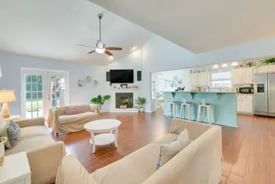 Image de Destin Villa w/ Patio ~ 2 Mi to Miramar Beach!