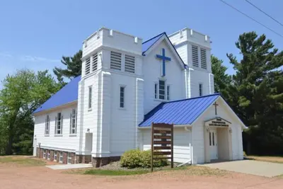 Image de Stay in a remodeled church near ski hill, snowmobile trails and river to kayak! !
