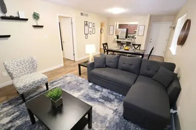 Image de Cozy, Comfy & Great Location!