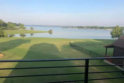 Image de Lakefront Property with Water Toys, Lake Lewisville.
