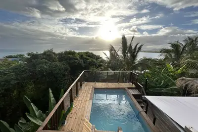 Image de ecolodge insolite vue de mer dans un car scolaire
